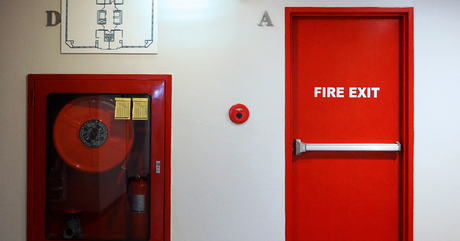 Progettare la compartimentazione antincendio negli hotel: soluzioni tecniche verticali e orizzontali secondo le normative vigenti