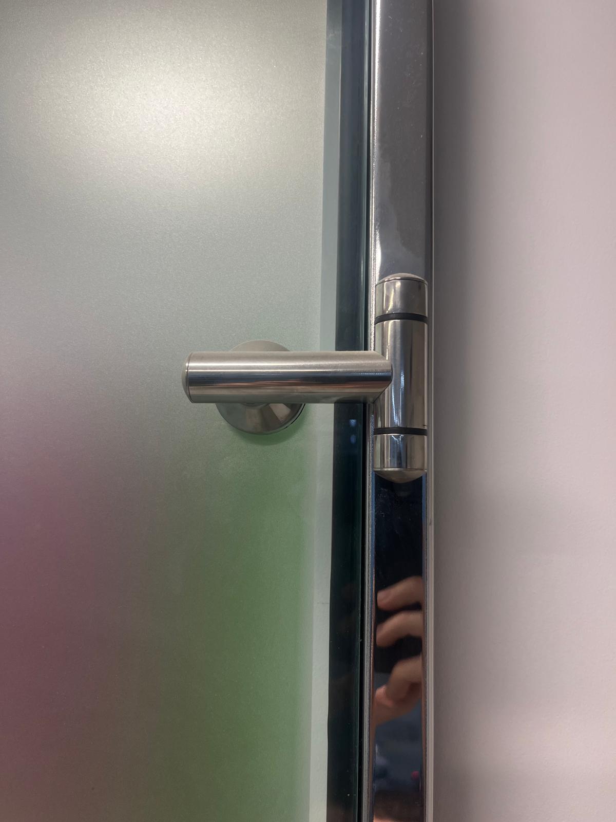 Dettagli porta a vetro con cerniere