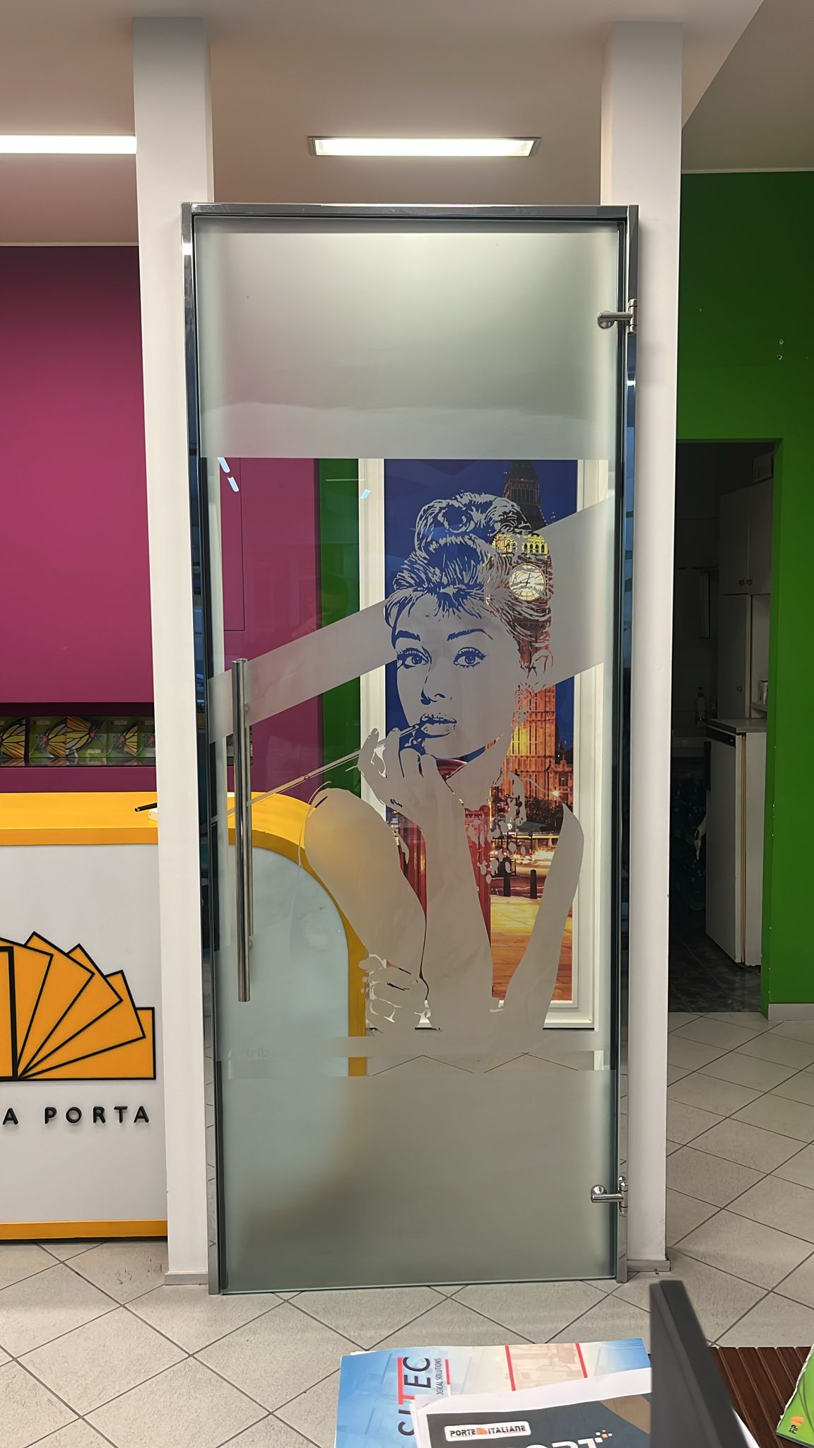 Porta in vetro trasparente con disegno satinato