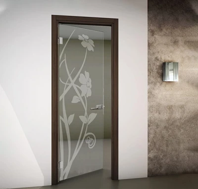 Internal hinged door with transparent glass and sandblasted designs