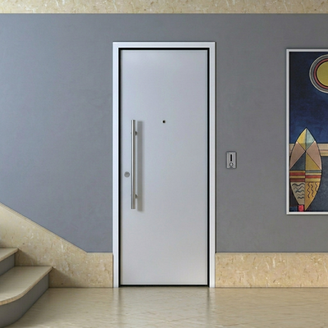 Porta blindata bianca con maniglione inox, esempio di portoncino blindato certificato secondo la norma EN 1627