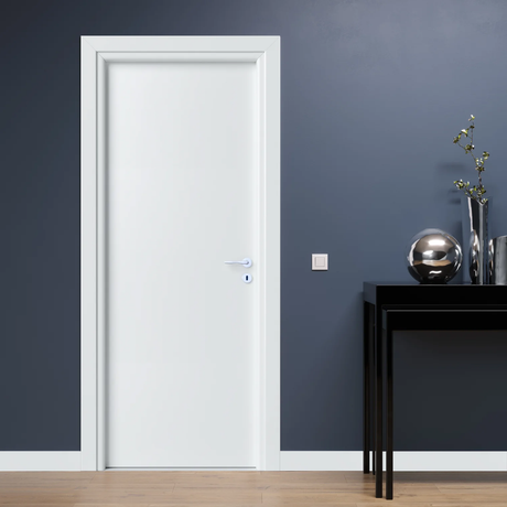 Porta battente laccata bianco opaco, esempio di laccatura del legno a tinta piena