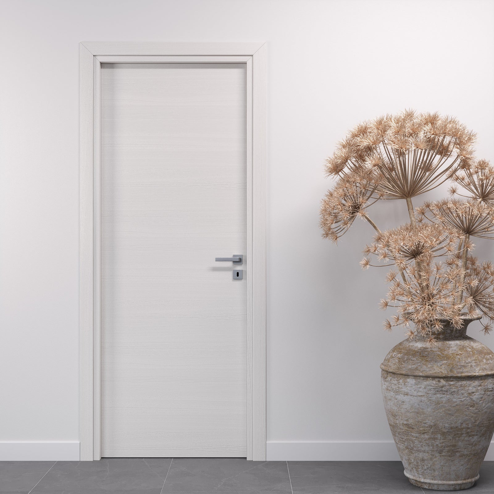 Come scegliere una porta interna: porta a battente in laminato bianco con maniglia quadra