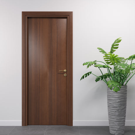 Come pulire il parquet senza rovinarlo, con porta interna in noce nazionale abbinata