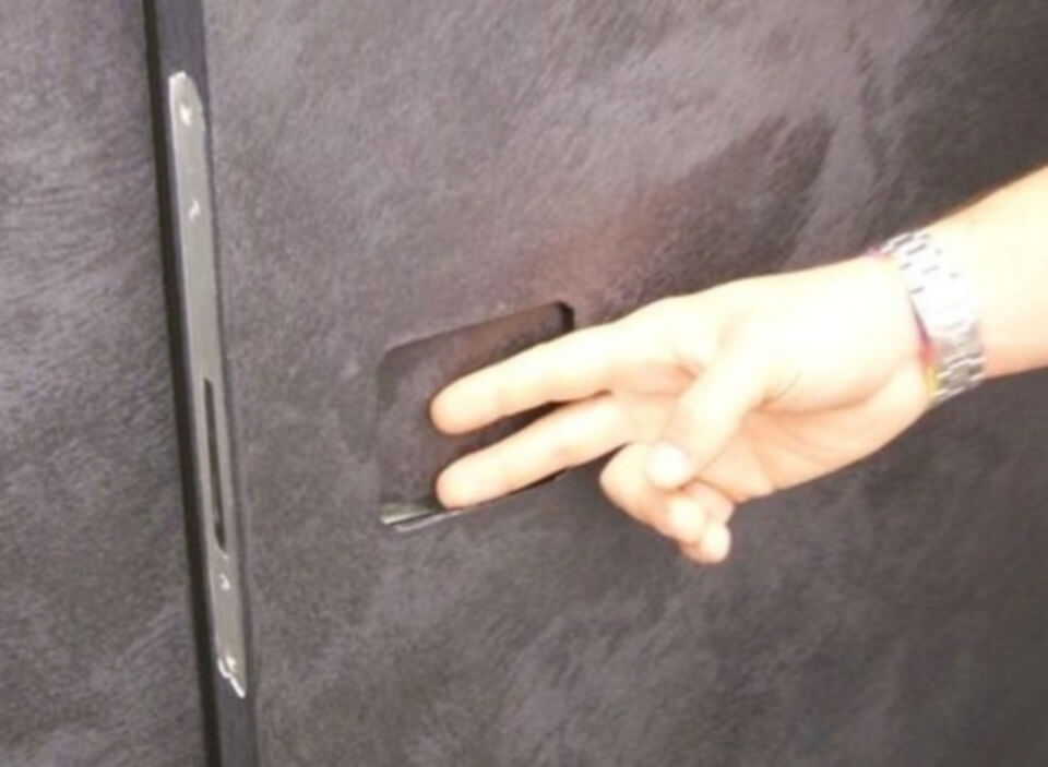 porta invisibile con serratura a filo muro