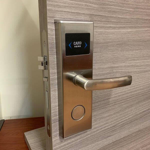 porta per hotel con serratura elettronica