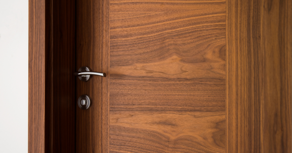 Che tipo di porte conviene installare in camere con poca luce?